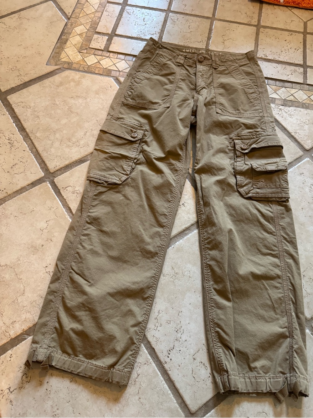 Women’s Khaki American Eagle Cargo Pants NWOT size 2 short